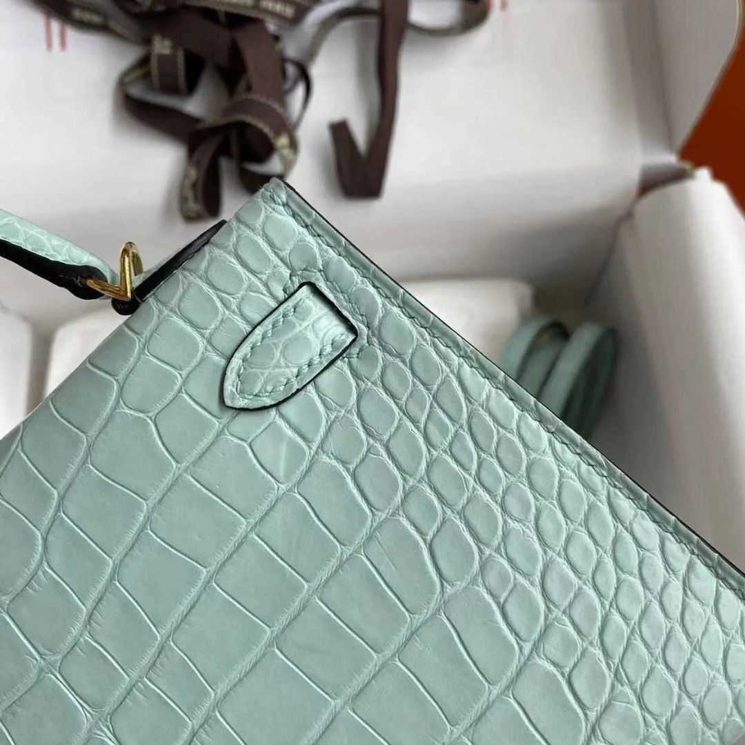HERMÈS VERT D'EAU MATTA ALLIGATOR RETOURNE KELLY 28 MIT GOLDENER HARDWARE, 2021 (LIMITIERTE AUFLAGE)