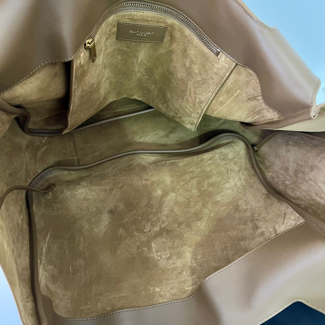 LE 5 À 7 BEA AUS VELOURSLEDER VON YVES SAINT LAURENT