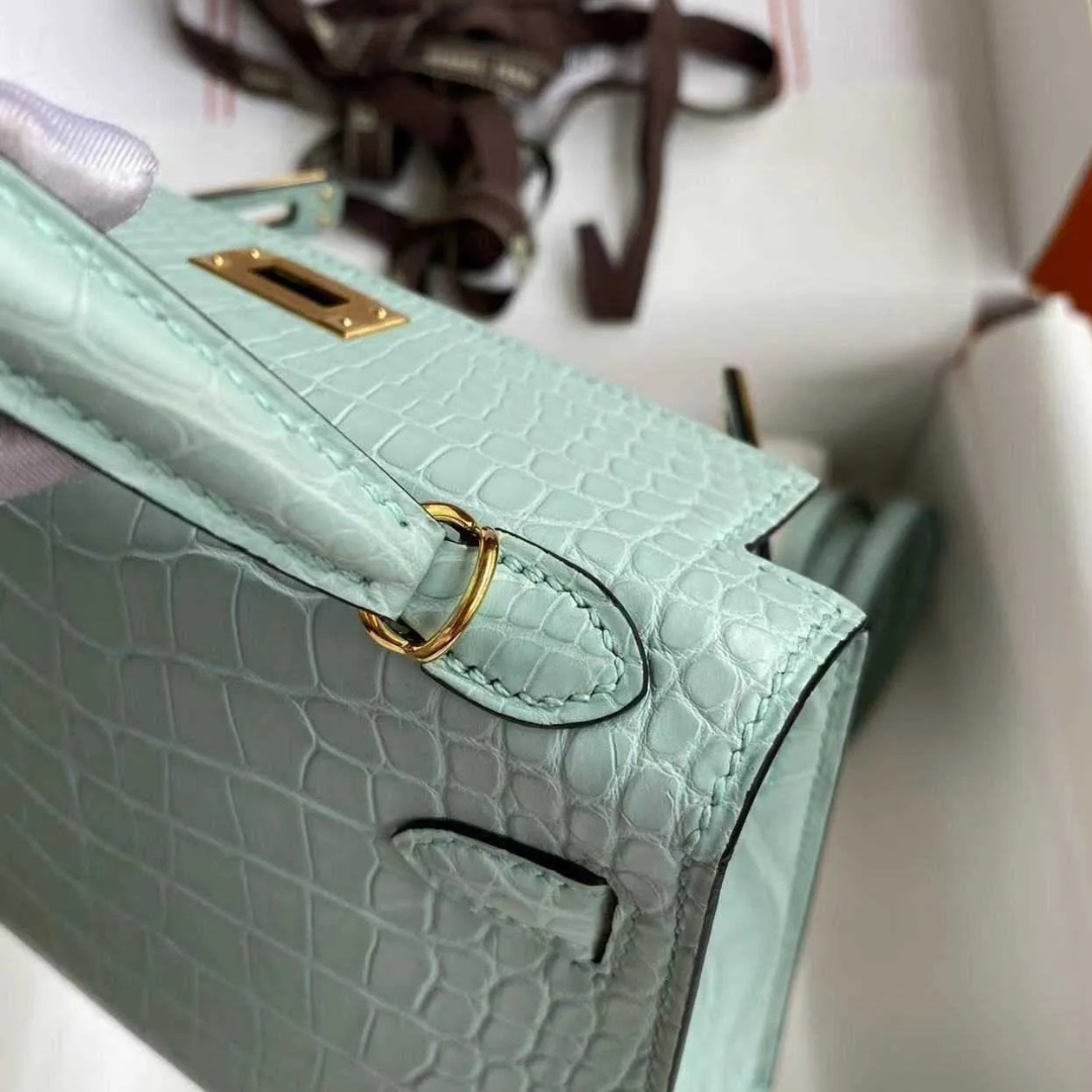 HERMÈS VERT D'EAU MATTA ALLIGATOR RETOURNE KELLY 28 MIT GOLDENER HARDWARE, 2021 (LIMITIERTE AUFLAGE)