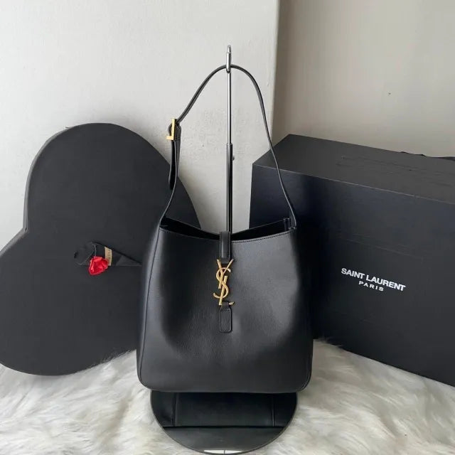 YVES SAINT LAURENT LE 5 À 7 BEA – TASCHE AUS FEINSTEM GENARB TEM LEDER