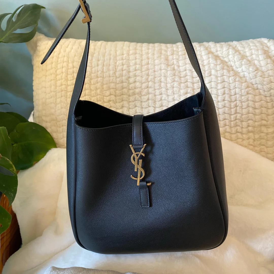 YVES SAINT LAURENT LE 5 À 7 BEA – TASCHE AUS FEINSTEM GENARB TEM LEDER