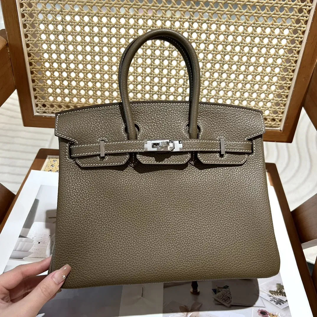HERMÈS BIRKIN 25 HSS CRAIE/GRIS TOURTERELLE AUS TOGO-LEDER MIT GEBÜRSTETER GOLDENER HARDWARE